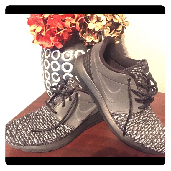 Nike running/casual sneaker - Picture 1 of 3